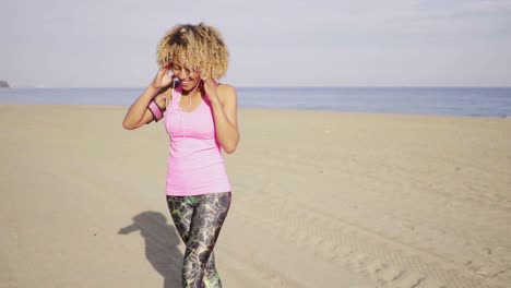 Glückliche-Junge-Frau,-Die-Am-Strand-Spielt