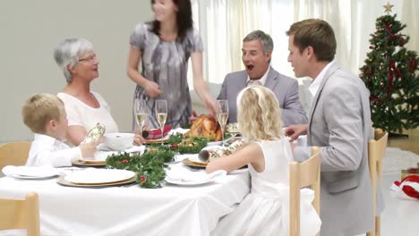 cena de navidad hogareña con toda la familia