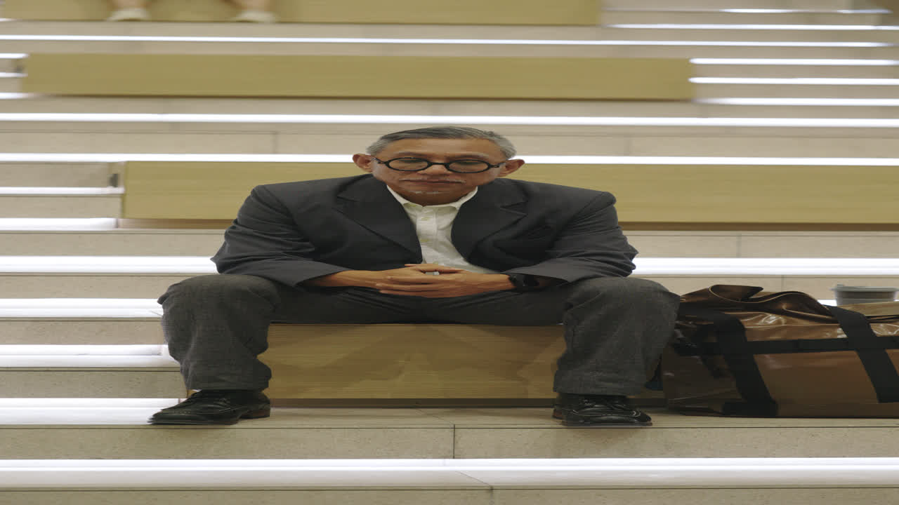 hombre sentado en las escaleras