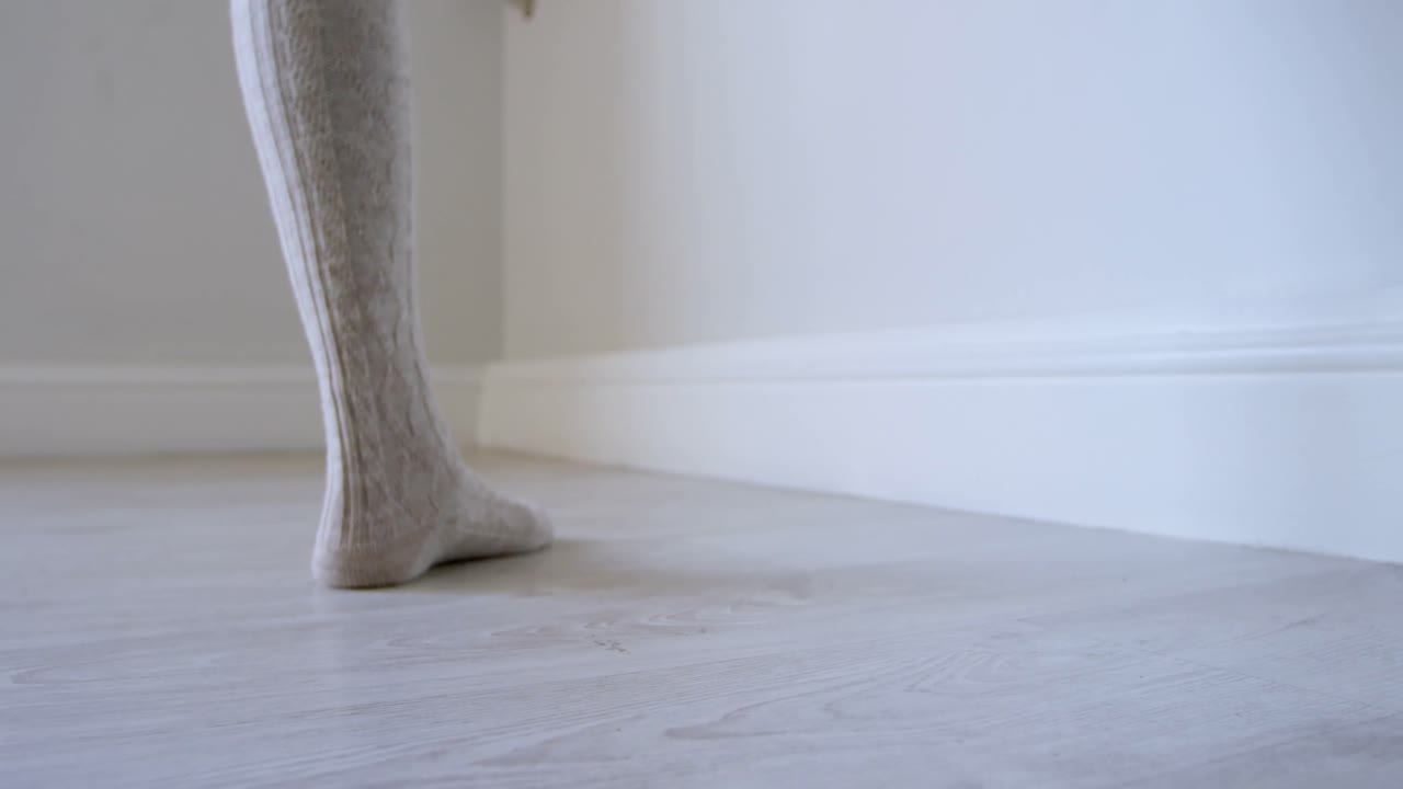 피트니스 스튜디오 4k에서 과도한 스트레칭을 하는 여성