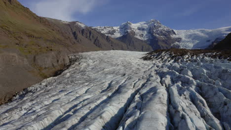 vista aérea del glaciar svinafellsjokull en islandia durante un día soleado