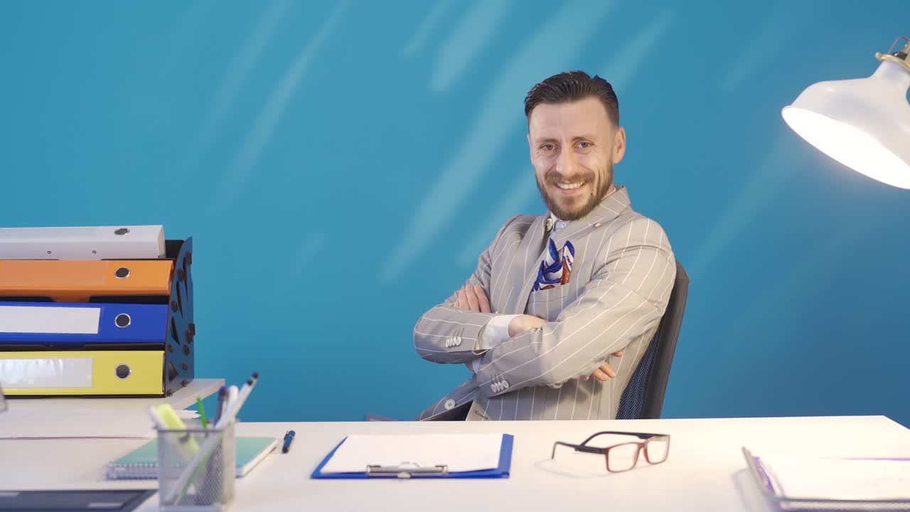 un hombre de negocios exitoso cruza los brazos. retrato de un hombre de negocios confiado.