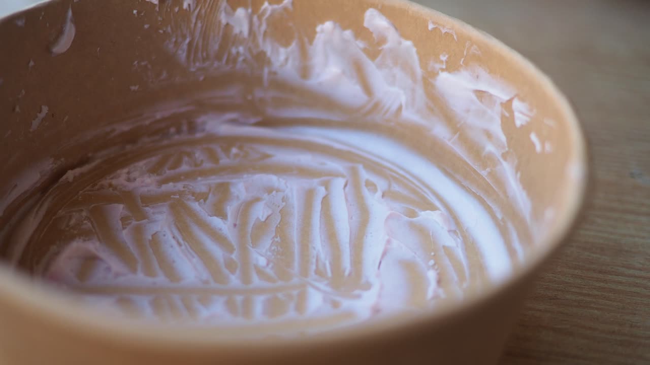 Primo piano di una ciotola di carta vuota con residui di crema