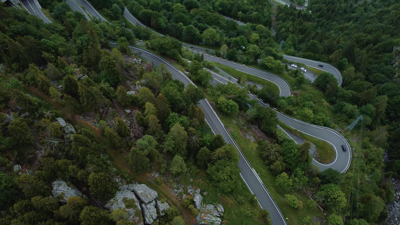 vista aérea vuelo de drones sobre la pintoresca carretera serpentina de la montaña gira en plöckenpass en los alpes italianos austriacos naturales en verano con árboles forestales en la naturaleza y viajes en autos de vacaciones en la calle
