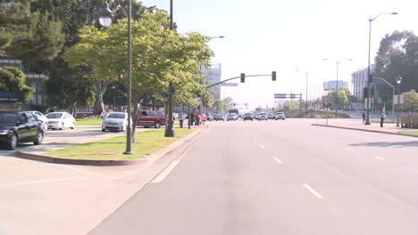 Ein-Auto-Fährt-Eine-Straße-In-Der-Jahrhundertstadt-Los-Angeles-Entlang,-Gesehen-Durch-Die-Heckscheibe-3