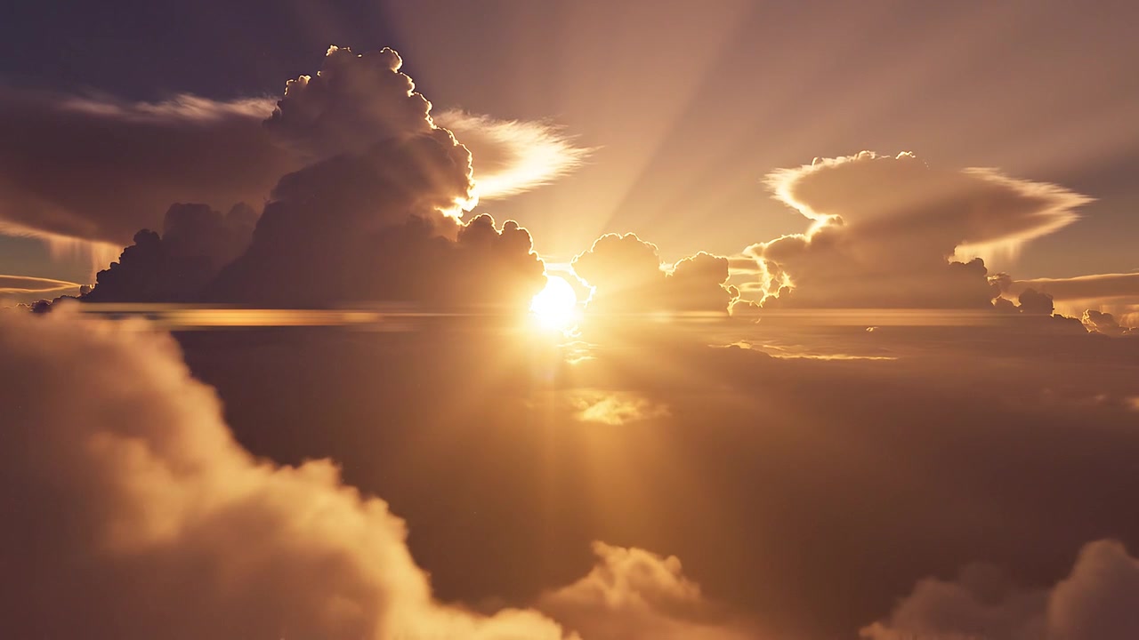 Maestosi raggi di sole che filtrano attraverso nuvole imponenti al tramonto