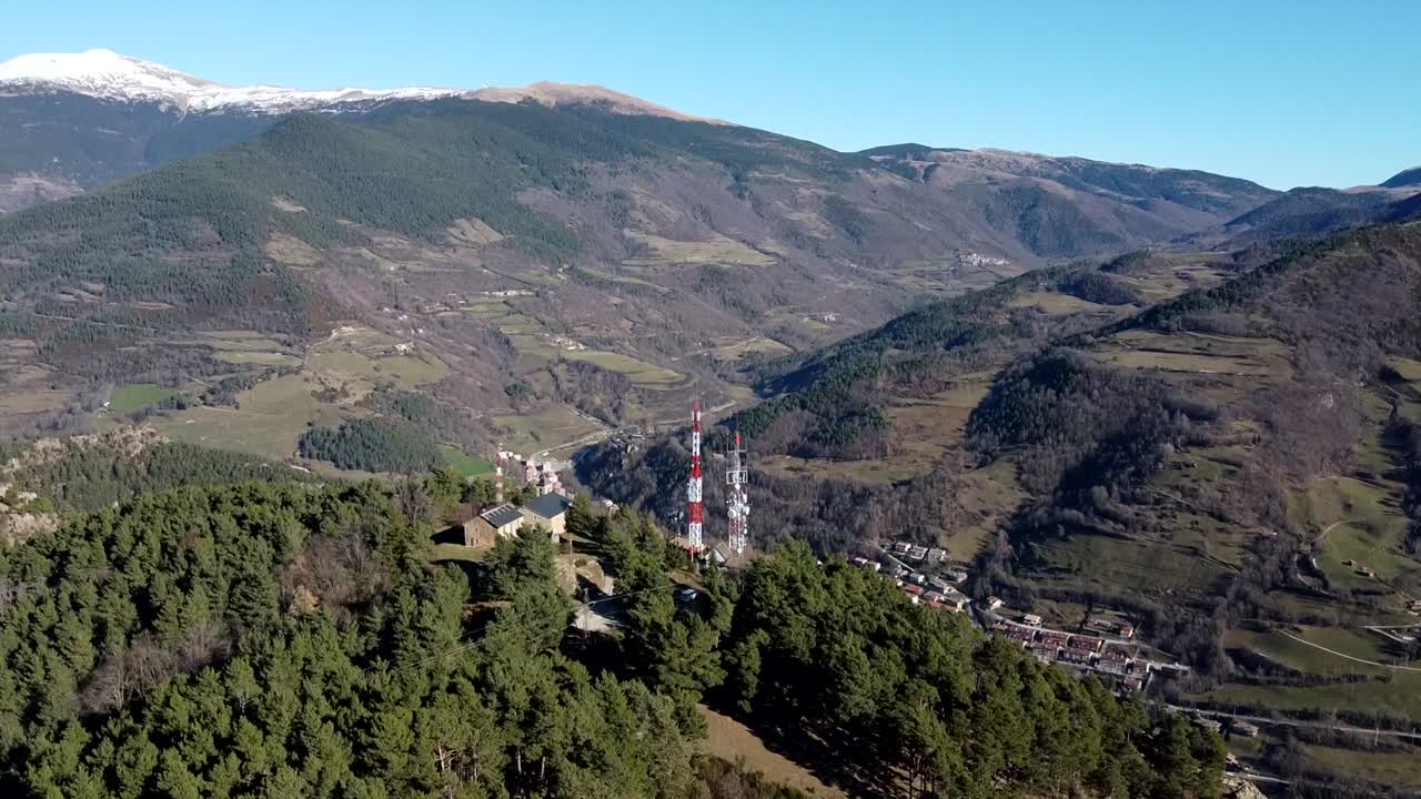 vista aérea de un pueblo en un valle en la cordillera de los pirineos