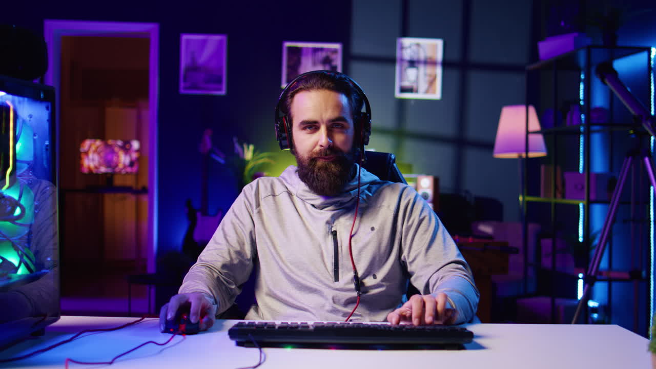 jugador discutiendo estrategias de partido con amigos mientras participa en un juego multijugador competitivo en línea