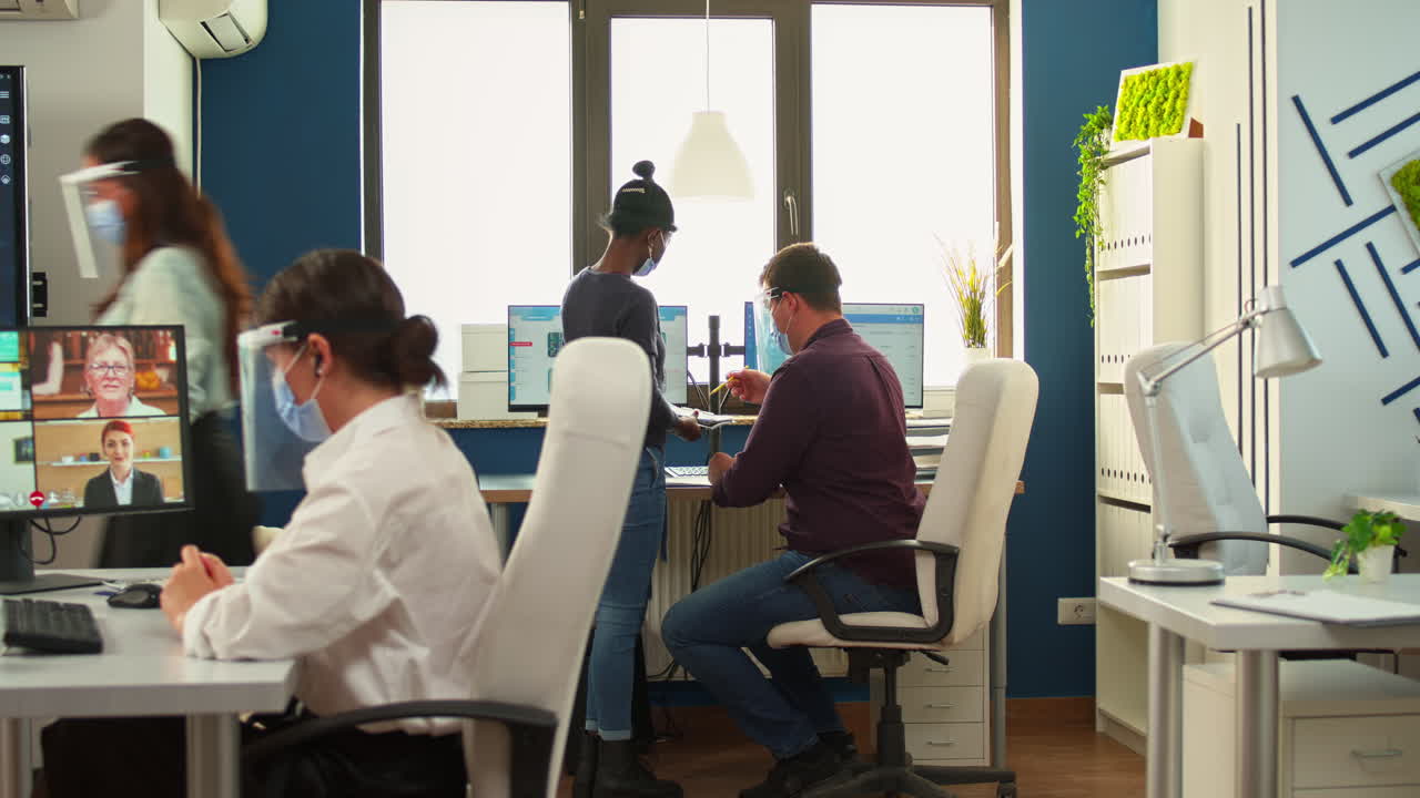 무선 헤드폰을 사용하여 웹캠에서 논의하는 비즈니스 여성