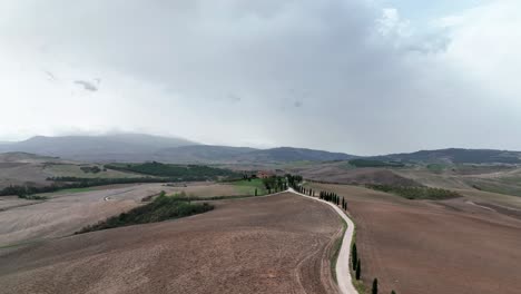 tranquilidad de la naturaleza en el valle de val d'orcia en la provincia de siena, toscana, italia