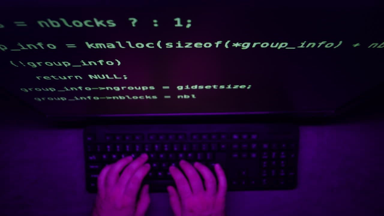 persona escribiendo código en una computadora