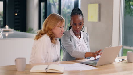 mujeres de negocios en discusión