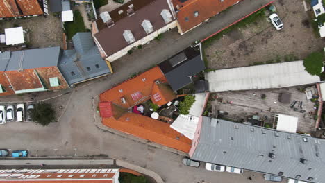 Antiguos-Edificios-Históricos-De-La-Ciudad-De-Ystad-Con-Coloridos-Tejados,-Vistas-Aéreas-De-Arriba-Hacia-Abajo