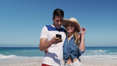 pareja enamorada disfrutando del tiempo libre en la playa juntos