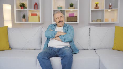 un anciano que está aburrido de su trabajo.