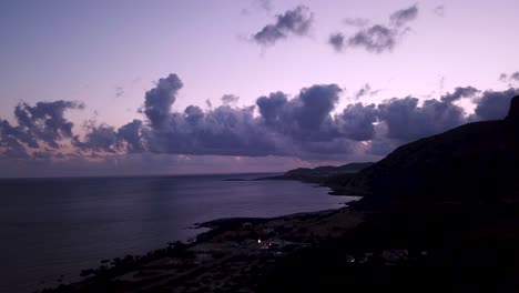 hermoso atardecer púrpura sobre el mar mediterráneo