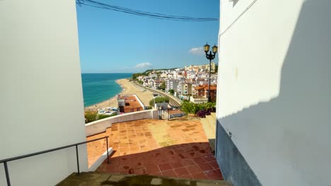 pueblo de san pol de mar vista desde arriba playa vías de tren casas blancas
