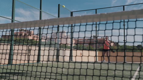 el jugador de tenis de pádel hace un disparo de unidad