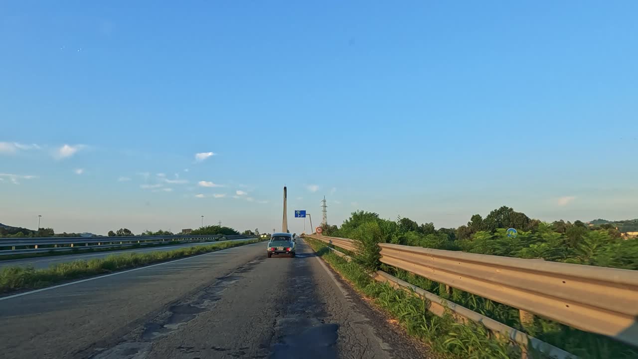 경치 좋은 포도 풍경을 가로질러 자동차 여행