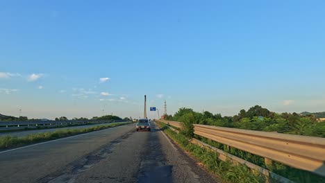viaje en coche a través del paisaje pintoresco de los viñedos