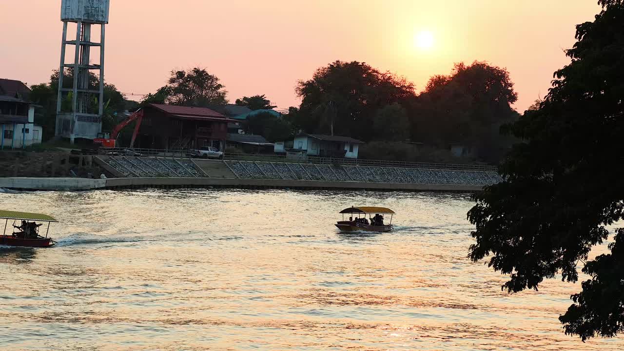 조용 한 해가 지는 동안 강 에서 배 를 항해 하는 것