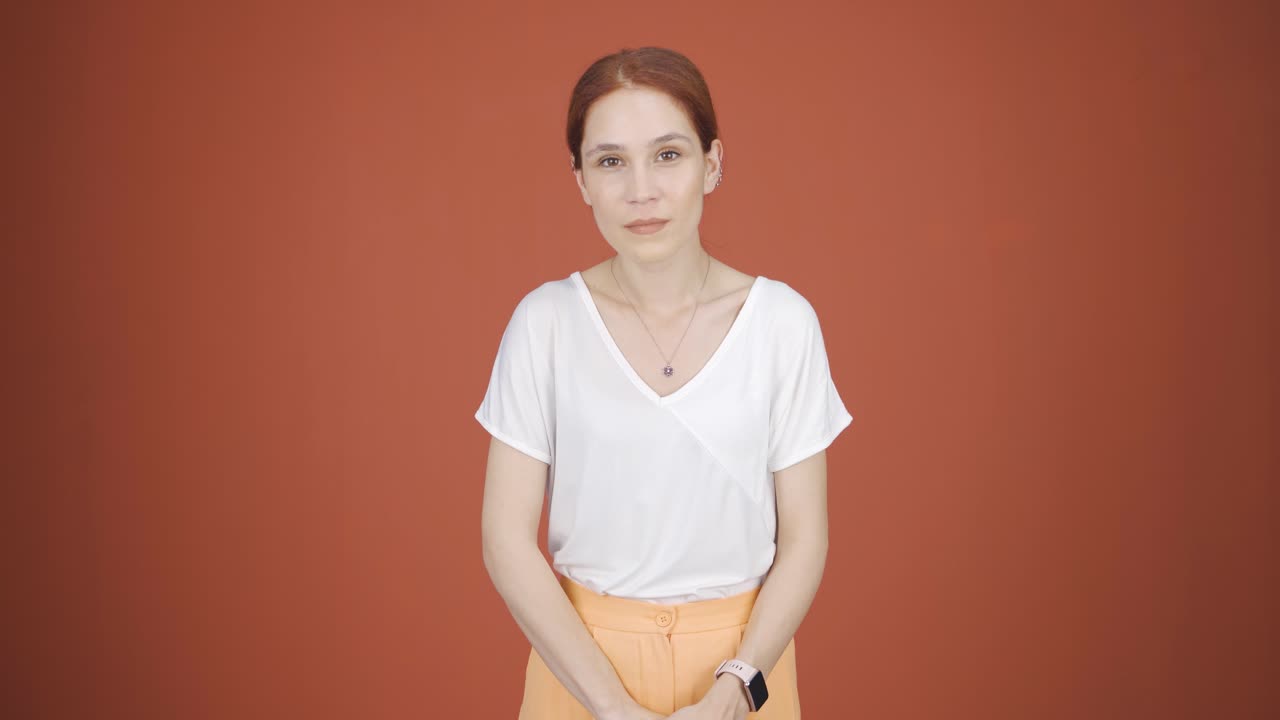 호기심 많은 표정으로 카메라를 바라보는 여자.