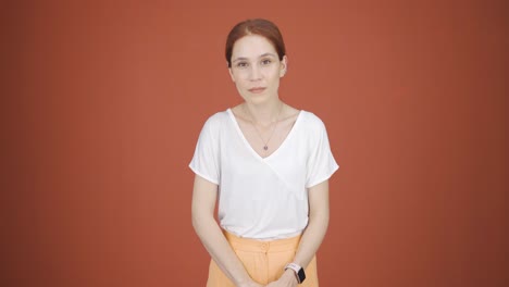 호기심 많은 표정으로 카메라를 바라보는 여자.