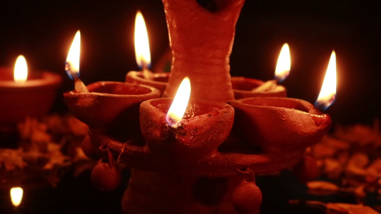mostrando una lámpara de barro que brilla maravillosamente durante diwali en india