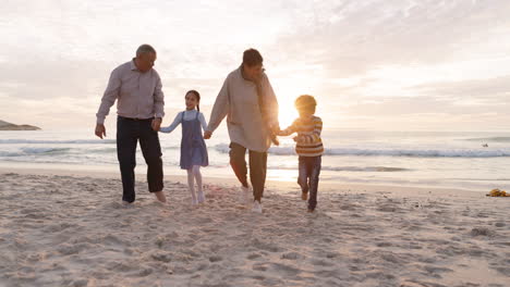 Familie,-Strand-Und-Händchenhalten-Mit-Den-Eltern