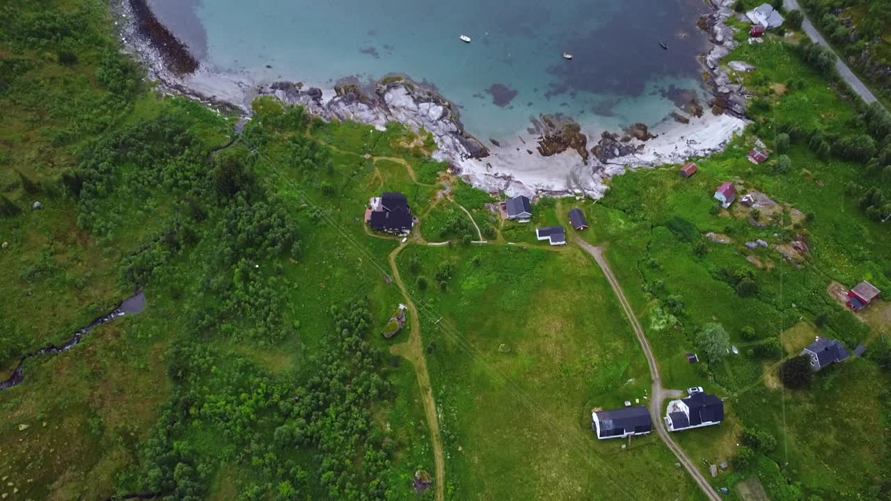 눈 덮인 산사슬, 녹색 언덕, 센자 섬, 노르웨이 사이의 자연 만