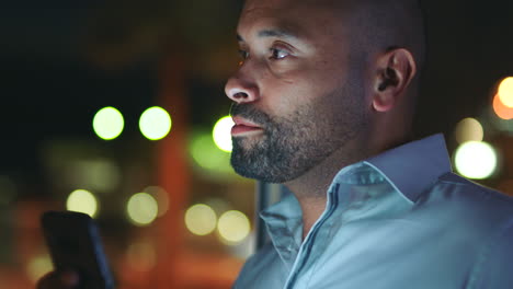red 5g, teléfono y hombre en la red nocturna