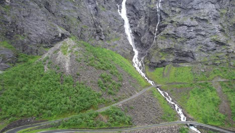 Cascada-De-Montaña-En-La-Carretera-Troll-En-Noruega