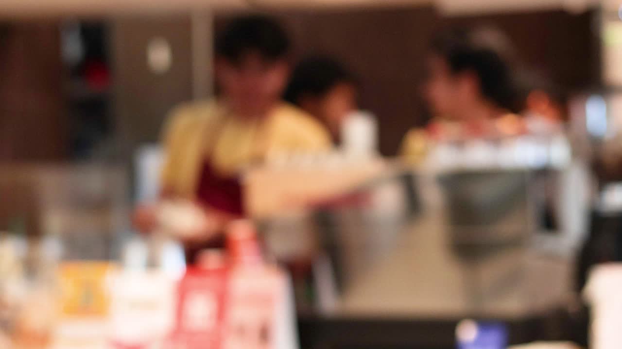 바쁜 식당 에서 함께 일 하는 직원 들