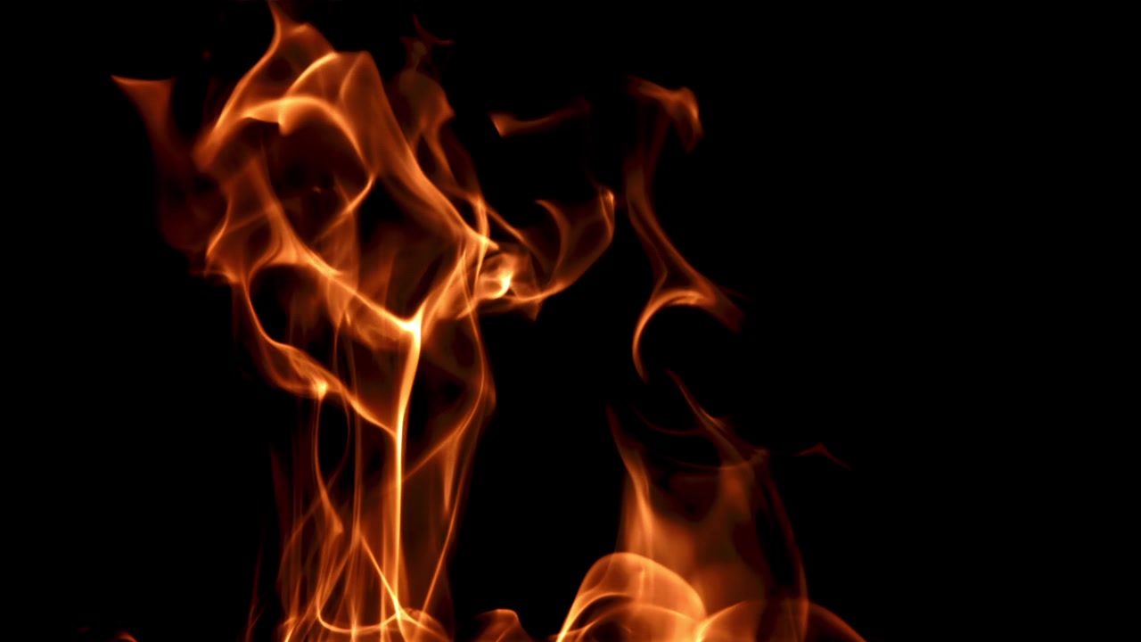Fiamme al rallentatore su sfondo nero.
