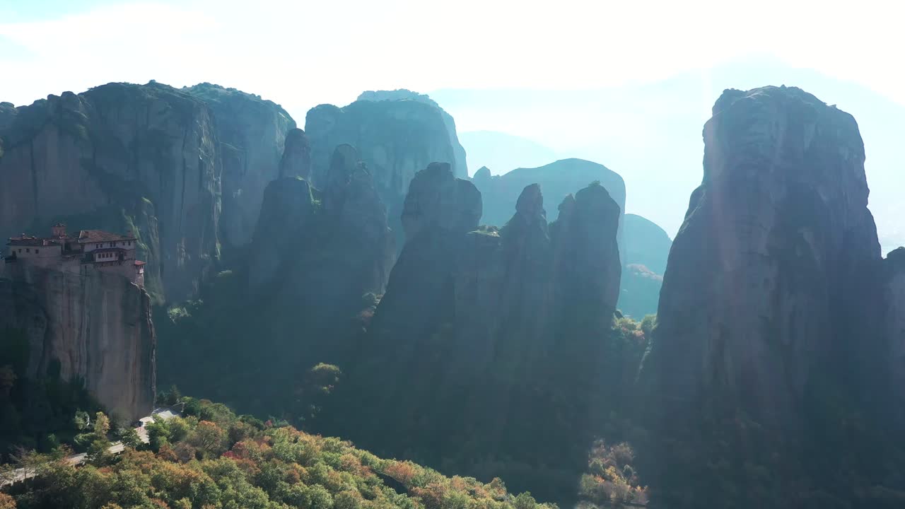 meteora es una formación rocosa en grecia que alberga uno de los mayores complejos construidos de monasterios ortodoxos orientales