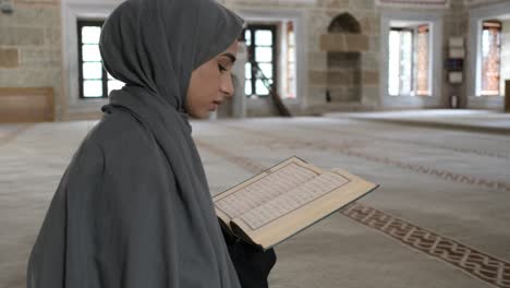 Mädchen-Liest-Koran-In-Der-Moschee