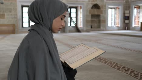 menina lendo o alcorão na mesquita