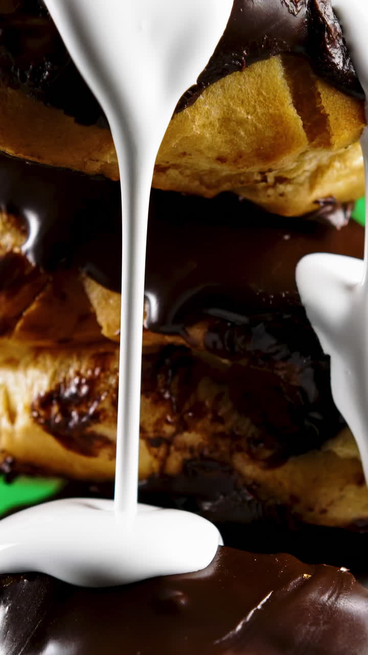 초콜릿과 크림으로 가득 찬 페이스트리