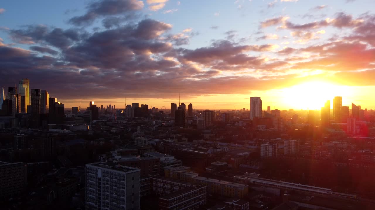 Vista aérea do horizonte da cidade de Londres em silhueta durante um belo pôr do sol, Reino Unido
