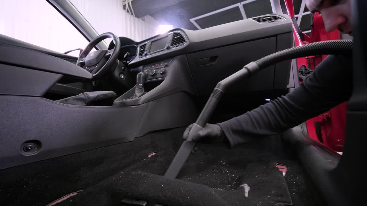 전문적인 자동차 청소. 샤워. 인테리어 세부 사항. 자동차 인테리어를 건조 청소 및 세부 사항; 깊은 좌석 청소; 자동차 세탁에서 거품을 는; 먼지에서 자동차 패널을 청소하는; 진공청소기