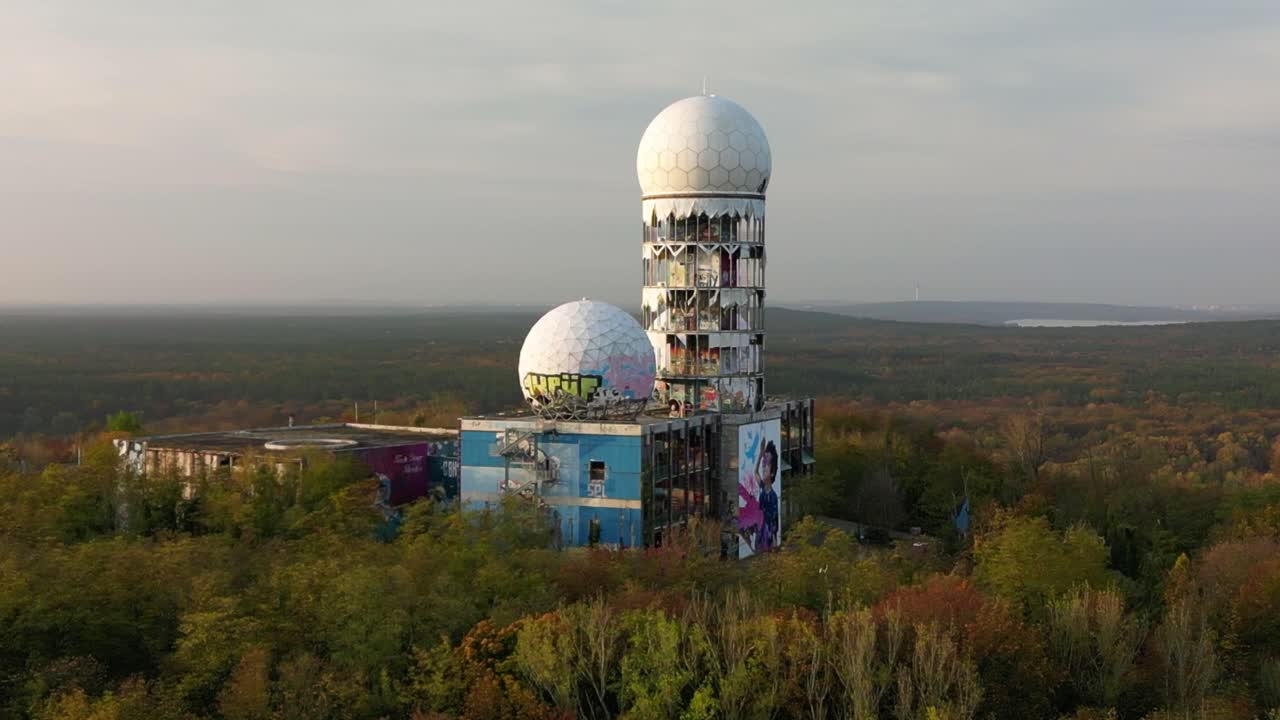 чудесный вид с воздуха полет панорама орбита слева дроносенние лесные лучи на утреннем восходе, дьявольская гора в лесу берлин октябрь 2022 года