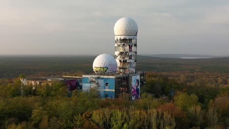 maravillosa vista aérea vuelo panorama órbita a la izquierda drone otoño bosque radoms al amanecer, montaña del diablo en el bosque berlín octubre 2022