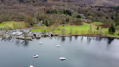 caí en el parque de la orilla del lago con impresionantes vistas a la montaña