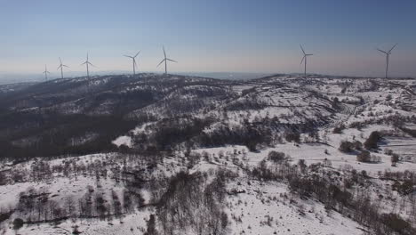 Viele-Windkraftanlagen-Auf-Einem-Berg