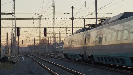 tren expreso que sale de la estación de ferrocarril checa en pardubice