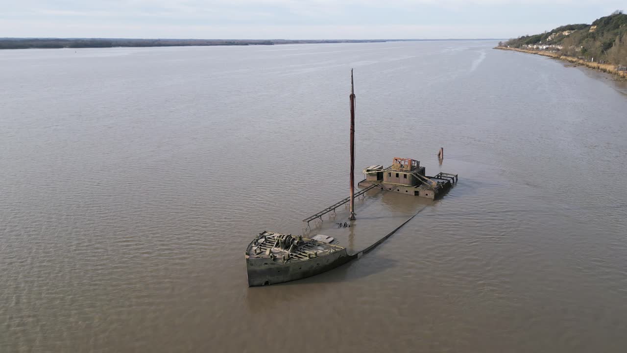 el naufragio de frisco en el estuario de la gironda, burdeos, francia - aérea
