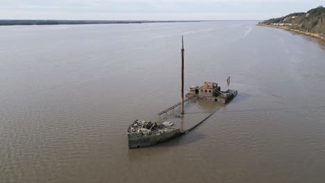 Naufragio-De-La-Segunda-Guerra-Mundial-En-Frisco-En-El-Estuario-De-Gironda,-Burdeos,-Francia---Antena