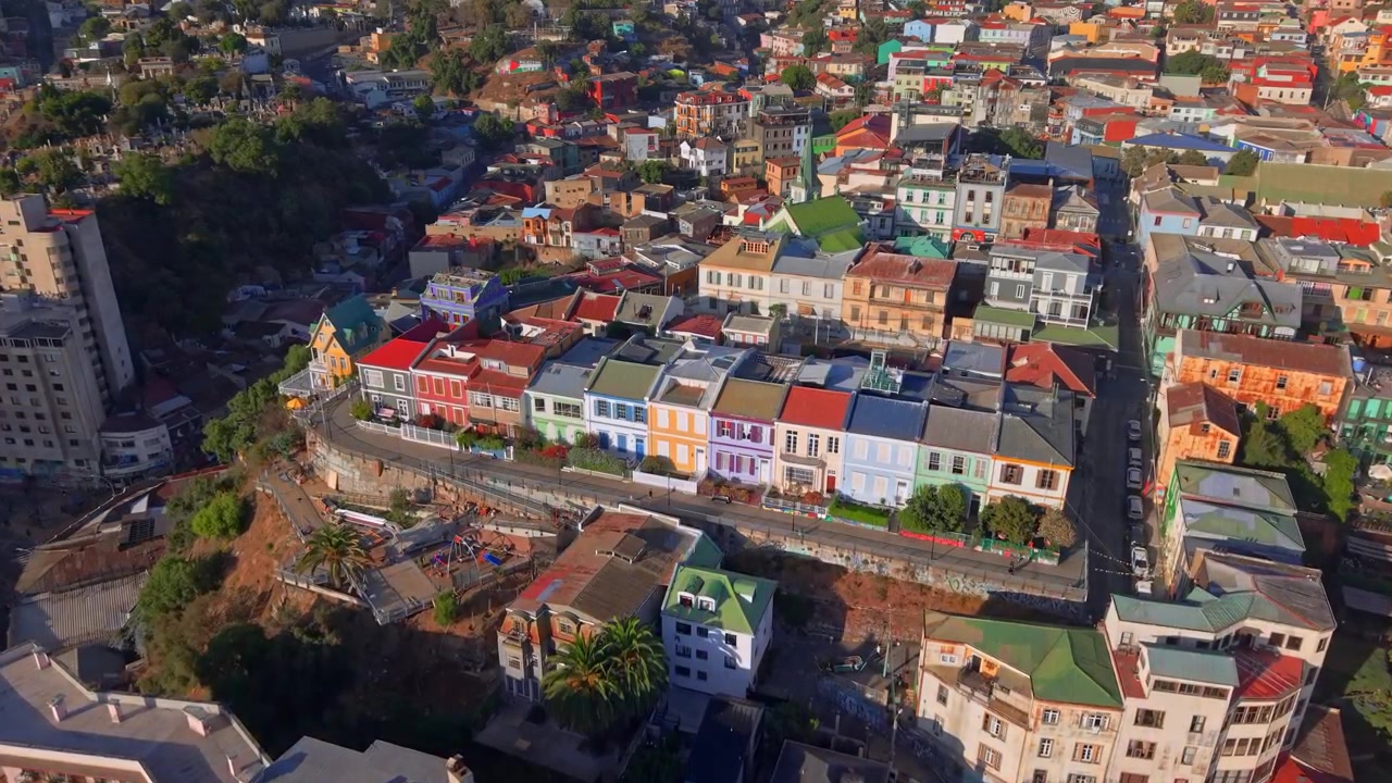 Veduta aerea panoramica della Passeggiata Atkinson a Valparaíso, Cile, con case storiche colorate sulla Collina Concepción in una tranquilla mattina