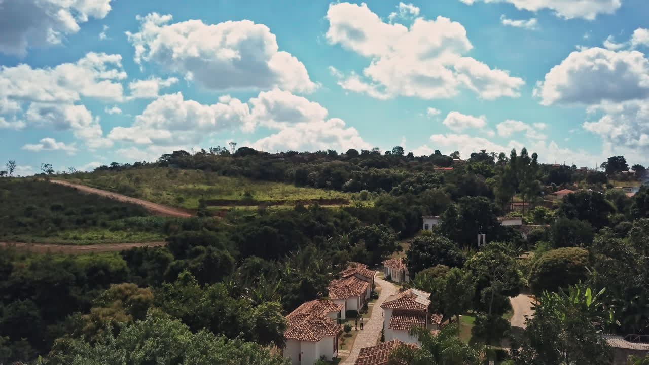 toma aérea de un complejo de alojamiento y desayuno en medio de la jungla en brasil