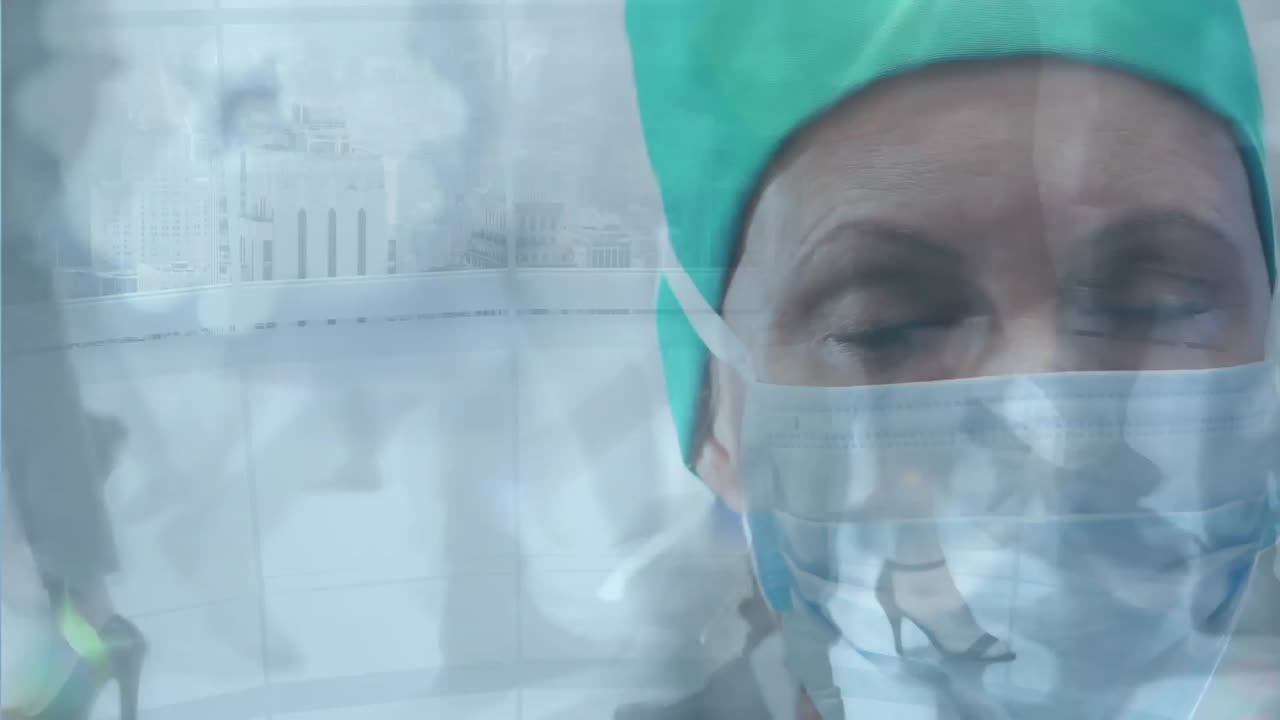 animación de un médico con una máscara facial sobre la gente en una calle en el fondo.